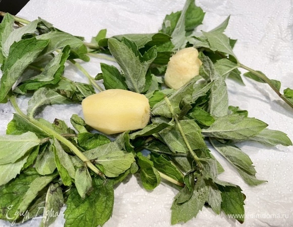 Корень имбиря (около 3 см) почистите, мяту вымойте и обсушите бумажным полотенцем.