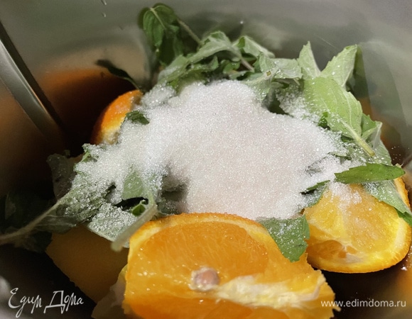 Поместите в чашу блендера апельсины, лимоны, имбирь, мяту и сахар. Сахара я добавляю от 150 до 200 г, зависит от цитрусовых.