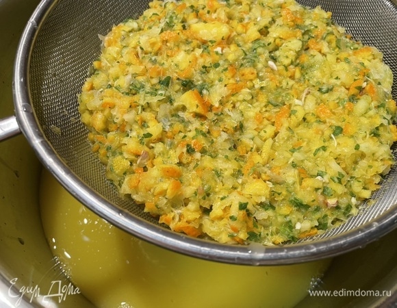 Процедите напиток, жмых верните обратно в блендер, добавьте еще 1 л воды и снова перемешайте. Повторите так еще 2 раза.