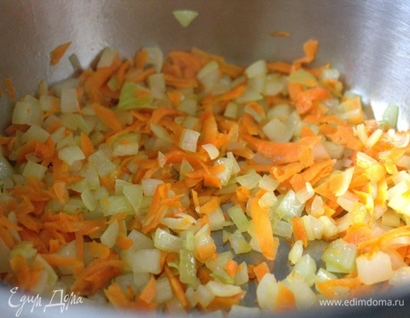 В кастрюле с толстым дном прогреть морковь и лук на растительном масле.