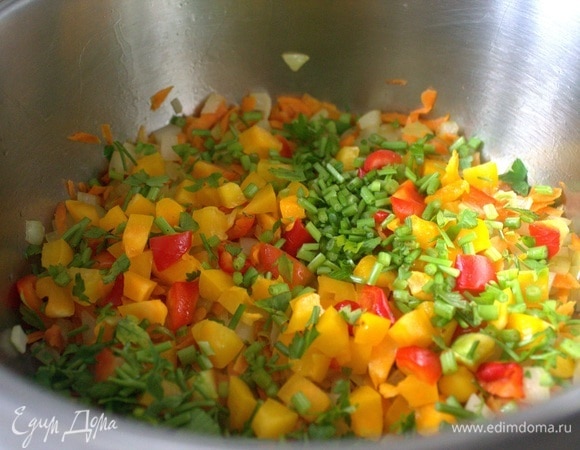Добавить паприку и зелень.