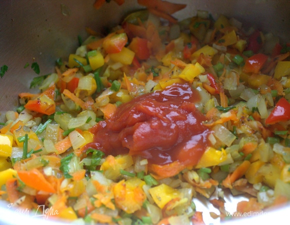 Размешать томатную пасту или соус.