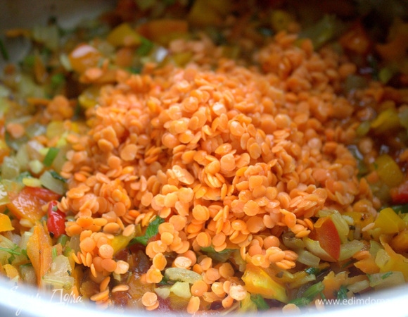 Всыпать промытую чечевицу (вес в сухом виде).