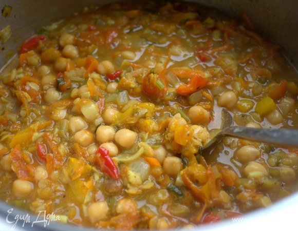 Влить отвар от нута. Долить воды до желаемой густоты.