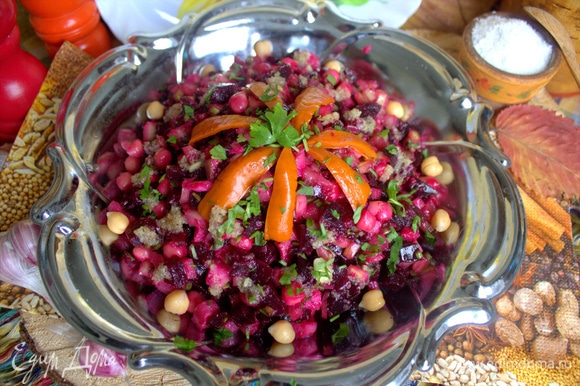Можно приготовить такой салат-винегрет: https://www.edimdoma.ru/retsepty/143405-svekolnyy-salat-s-nutom.