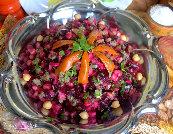 Можно приготовить такой салат-винегрет: https://www.edimdoma.ru/retsepty/143405-svekolnyy-salat-s-nutom.