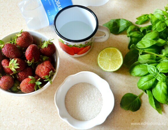 Подготовьте необходимые продукты. Клубнику освободите от плодоножек, промойте и обсушите. Базилик также вымойте и обсушите, нам понадобятся только листочки. Соедините сахар и воду, поставьте на средний огонь, нагревайте до полного растворения сахара. Количество сахара зависит от ваших предпочтений и того, насколько сладкая и ароматная клубника.