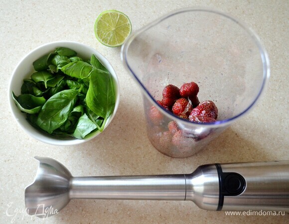 Залейте листочки базилика сахарным сиропом, дайте немного постоять. Клубнику поместите в емкость для взбивания, добавьте сок половины лайма.