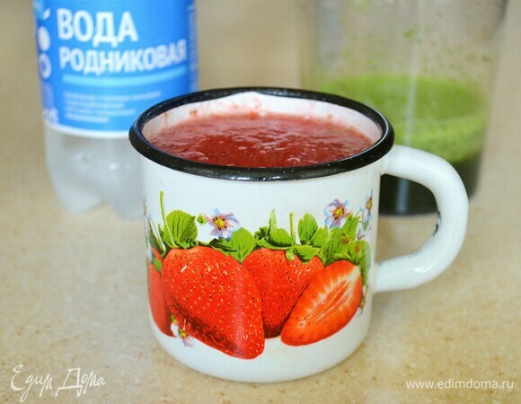 С помощью блендера взбейте клубнику. Отдельно взбейте базилик, процедите с помощью ситечка. Соедините клубничное пюре, базилик и добавьте охлажденную газированную воду. Перемешайте.