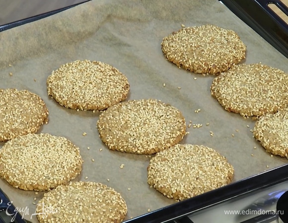 Выпекать печенье в разогретой духовке 10–12 минут.