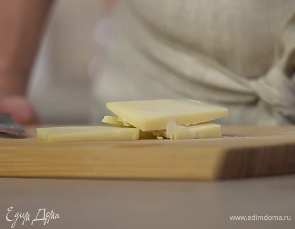 Сыр нарезать кусочками.