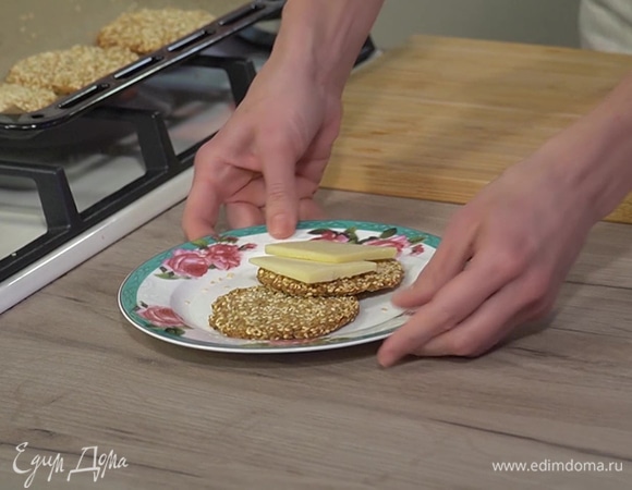 Готовое печенье подавать с сыром.