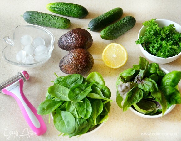 Подготовьте и вымойте продукты, обсушите.