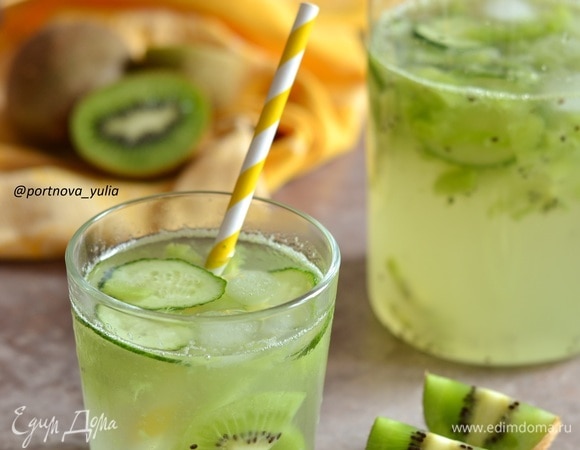 Киви кладем в кувшин и немного раздавливаем. Добавляем огурцы, сироп, воду с газом и лед. Даем настояться минут 10 и подаем. Приятного аппетита!
