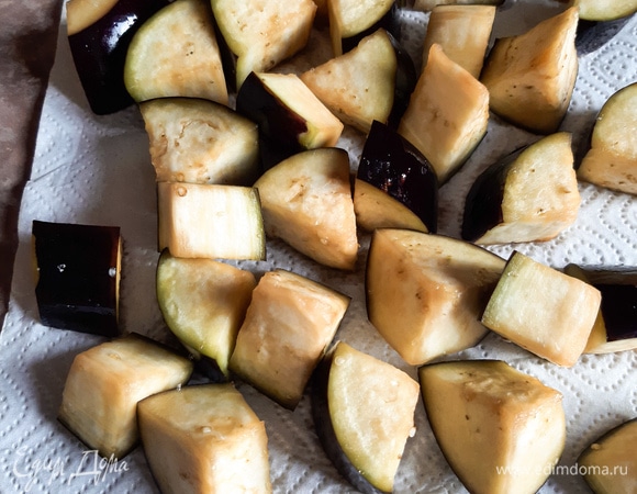 Баклажан нарезать крупно. Добавить к 1 л воды 2 ст. л. соли. Опустить баклажаны в соленую воду на 30 минут. Затем очень тщательно обсушить их полотенцем.