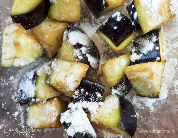 Разогреваем масло для фритюра (170°C). Очень тщательно поливаем порцию баклажанов в крахмале.