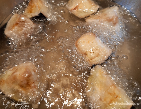 Обжариваем во фритюре до румянца. Выкладываем на бумажное полотенце.