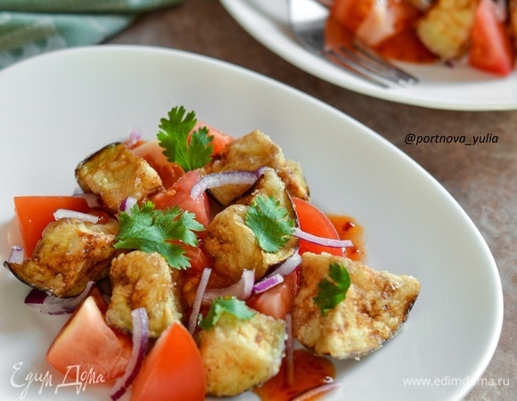 На блюдо кладем томаты, теплые баклажаны и лук. Поливаем сладким соусом чили и украшаем листиками кинзы. Приятного аппетита!