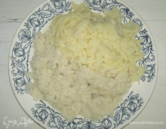Заранее отварить картофель и цветную капусту, остудить, пюрировать удобным способом.
