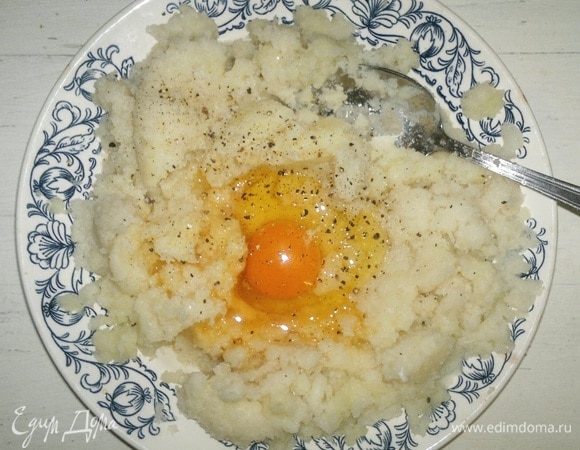Картофельное и капустное пюре перемешать. Добавить яйцо, соль, перец по вкусу, тщательно перемешать.