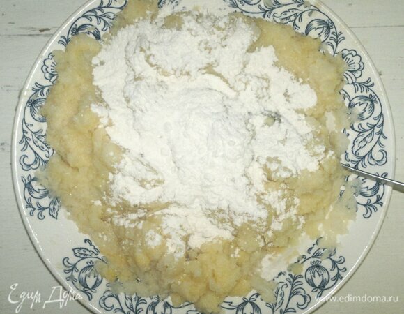 Добавить муку, перемешать. Муки я указала примерное количество. Ее может потребоваться меньше или больше — зависит от влажности массы. Всыпайте муку по одной ложке и перемешивайте. Тесто для оладий должно быть по консистенции напоминать фарш.
