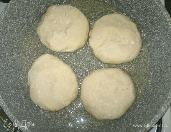 В сковороде разогреть растительное масло. Выложить оладьи и обжарить их сначала с одной стороны до румяности.