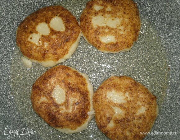 Перевернуть на другую сторону и обжарить до румяного состояния. Оладьи снять со сковороды и выложить на бумажное полотенце для впитывания излишек масла. Аналогично пожарить все оладьи.