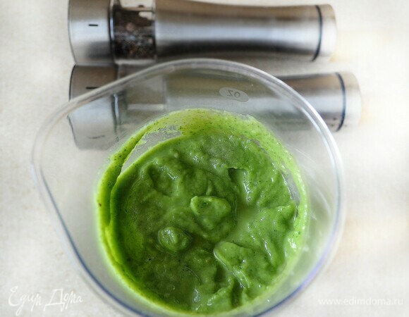 Зелень измельчите с помощью блендера. Также измельчите авокадо, лед (количество — на ваше усмотрение) и дольки огурца, соедините с соком лимона, приправьте солью и перцем. Перемешайте все компоненты.