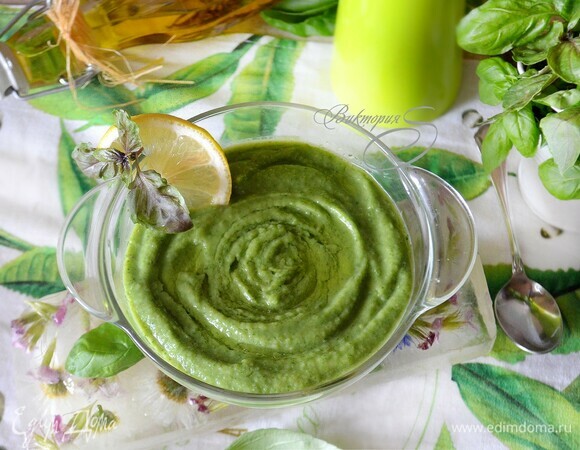 Разлейте суп по пиалам, приправьте оливковым маслом и наслаждайтесь! И... Да, предлагаю вам подачу на ледяном плато с полевыми цветами, это сохранит блюду прохладу в жаркий летний день и придаст эстетичности подаче. Приятного вам аппетита!