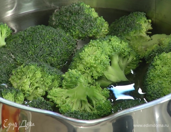 Брокколи опустить на несколько минут в кипящую воду, затем откинуть на дуршлаг и дать остыть.