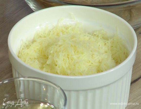 Сыр натереть на мелкой терке.