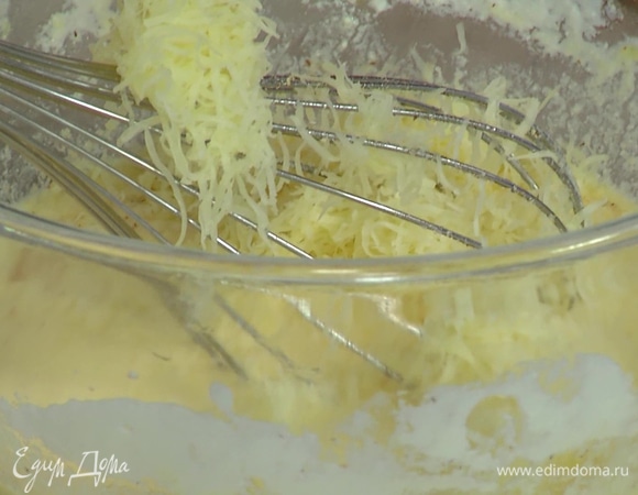 Приготовить начинку: творог выложить в миску, разбить туда яйца, влить вино, всыпать соль, мускатный орех и перемешать все венчиком, затем вмешать 2/3 натертого сыра, добавить брокколи и еще раз перемешать.