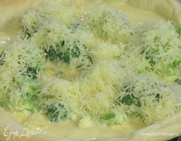 Снять с подпеченного коржа бумагу с бобовыми, наполнить его начинкой, посыпать оставшимся сыром и выпекать еще 15–20 минут.