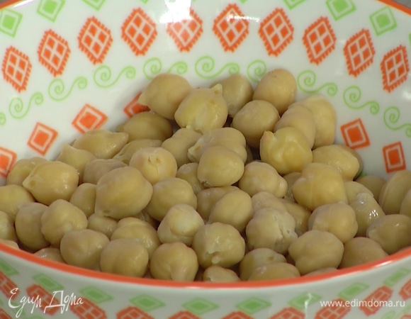 Нут заранее замочить и отварить до готовности.