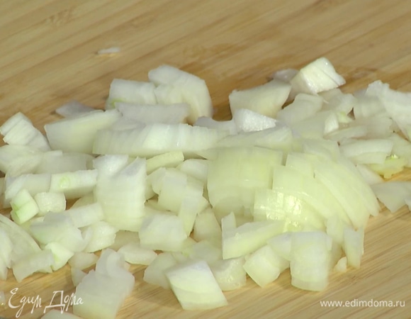 Лук почистить и нарезать мелкими кубиками.