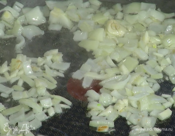 Чеснок почистить, мелко порубить и выложить к луку.