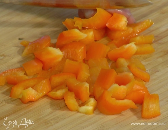 Сладкий перец и кабачок нарезать кубиками, добавить к овощам, посолить, и перемешать.