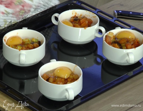 В каждую форму разбить по 1 яйцу и запекать в разогретой духовке 5 минут.