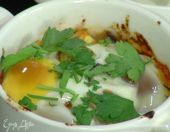 Петрушку мелко порубить и посыпать готовое блюдо.