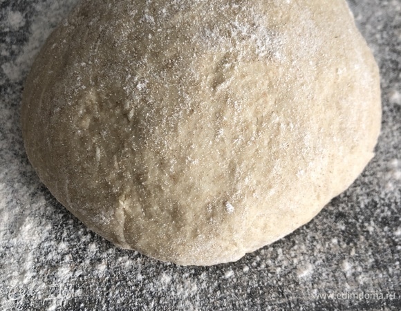Кефир (можно взять ряженку или другой любимый вами кисломолочный продукт), яйца и соль хорошо перемешать до однородности. Добавить просеянную с разрыхлителем муку (я взяла пополам ржаную и пшеничную) и замесить мягкое тесто, муки может понадобиться немного больше. Готовому тесту дать отдохнуть, пока занимаемся начинкой.