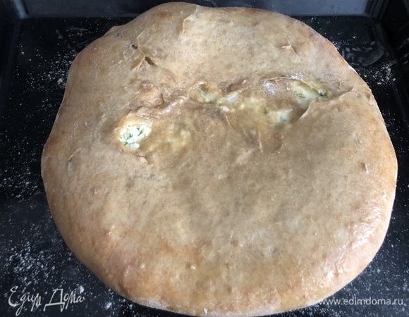 Горячий пирог смазать сливочным маслом и дать ему отдохнуть минут 20, после чего можно подавать. Приятного аппетита!