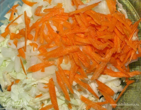 Капусту тонко нашинковать. Лук, чеснок, морковь очистить. Чеснок, лук, зелень порубить. Морковь натереть на средней терке.