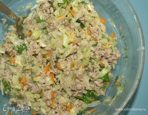 В сковороде разогреть растительное масло. Обжариваем подготовленные овощи вместе с фаршем (можно взять любой на свой вкус). Добавьте соль, перец по вкусу. Готовим 15 минут. Снять начинку с огня, дать остыть. Добавить зелень.