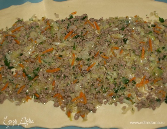 Тесто можно использовать дрожжевое или бездрожжевое, заранее разморозить. Тесто раскатать. Выложить начинку на тесто, отступая от края.