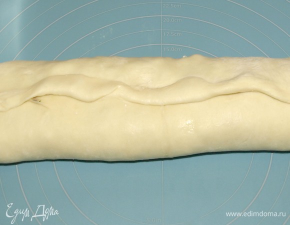 Сворачиваем тесто рулетом.