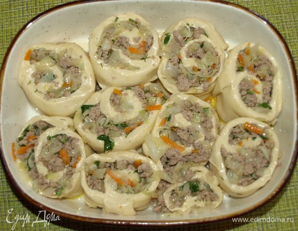 Нарезаем рулет на одинаковые кусочки. Выкладываем в форму для запекания.