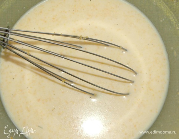 В миске взбить молоко с яйцами. Сыр натереть на мелкой терке и добавить в смесь.