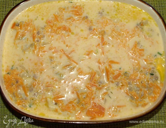 Залить пирог полученной смесью. Выпекать 45–50 минут в заранее разогретой до 180ºС духовке.