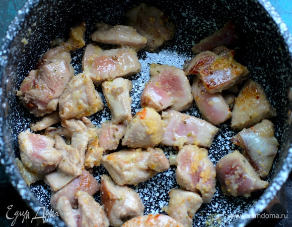 Нагрейте масло в большой сковороде на среднем огне. Добавьте нарезанную индейку в сковороду и обжарьте с каждой стороны по 2 минуты. Приправьте мясо ½ ч. л. соли и ½ ч. л. перца.