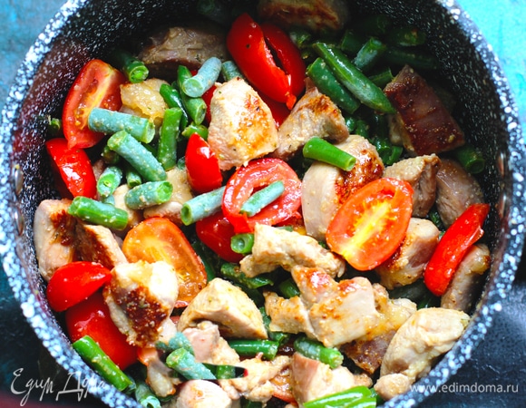 Добавьте чеснок, стручковую фасоль и помидоры в сковороду, тушите 1–2 минуты.